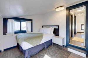 西塞德Fire Pit and River View Vintage Stay in Seaside!的带一张大床和一扇窗户的卧室