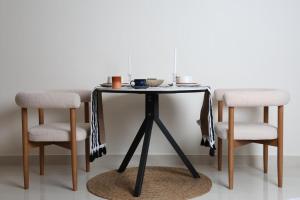 a black table with two chairs and a table with at مساكن الدار للشقق الفندقية 13 in Abha