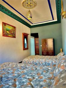 Postel nebo postele na pokoji v ubytování Riad DAR FES