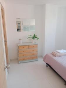 Postel nebo postele na pokoji v ubytování Hermoso e iluminado apartamento.