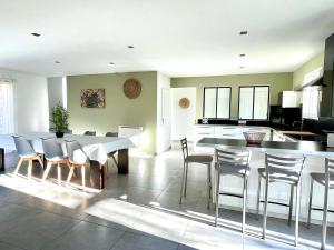 Una cocina y un comedor con mesa y sillas. en Villa du Vallon, en Allemagne-en-Provence