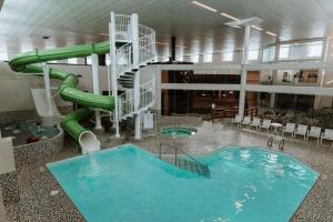 ニスクにあるCoast Nisku Inn & Conference Centreの大型屋内プール(スライド付)
