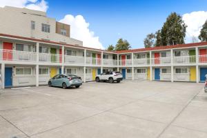伯克利Signature Inn Berkeley的两辆车停在停车场的大楼 更多37张照片