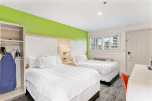 Signature Inn Berkeley客房内的一张或多张床位