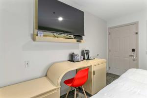 Signature Inn Berkeley的电视和/或娱乐中心