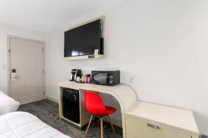 Signature Inn Berkeley的电视和/或娱乐中心