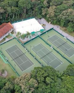 an overhead view of two tennis courts at Casa com Piscina na Riviera São Lourenço - módulo 24 in Riviera de São Lourenço