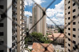 a view of a city from between two tall buildings at Conforto e Estilo na Saúde-SP - Ar Condicionado e Garagem - CETRUS - SP EXPO in Sao Paulo