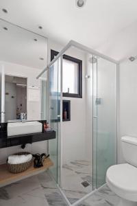 a bathroom with a glass shower and a sink at Conforto e Estilo na Saúde-SP - Ar Condicionado e Garagem - CETRUS - SP EXPO in Sao Paulo