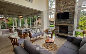 ein Wohnzimmer mit Kamin und ein Esszimmer in der Unterkunft Los Patitos in Mar de las Pampas