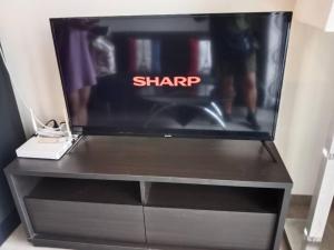 Uma televisão e/ou sistema de entretenimento em Unixx Pattaya High floor view