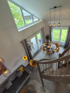 Χώρος καθιστικού στο Neues Ferienhaus mit riesem Garten und Sauna und Pool