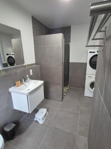 Ένα μπάνιο στο Neues Ferienhaus mit riesem Garten und Sauna und Pool