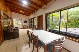 Posezení v ubytování Los Pinos Cabins & Reserve