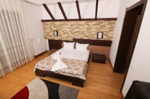 ein Schlafzimmer mit zwei Betten und einer Ziegelwand in der Unterkunft Studio Sport Central in Timişoara