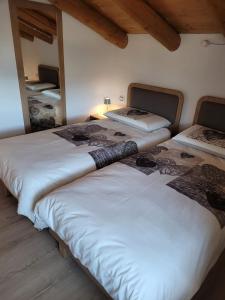 a room with three beds in a room at Baita il nido dell'aquila in Fierozzo