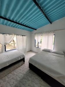 CuneにあるYambeque Hostelのベッドルーム1室(ベッド2台付)が備わります。