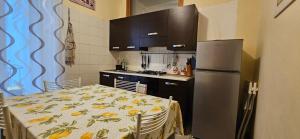 een keuken met een tafel en een koelkast bij B&B AMAVERONA in Verona