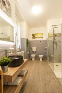 baño con bañera negra y aseo en garda garden apartment, en Roe