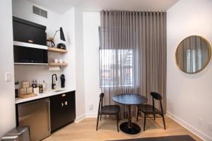 a kitchen and dining room with a table and chairs at Studio #5 - Self Check-In - Plateau - St-Denis in Montreal