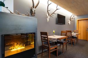 Televízia a/alebo spoločenská miestnosť v ubytovaní Hotel Garni Madrisa
