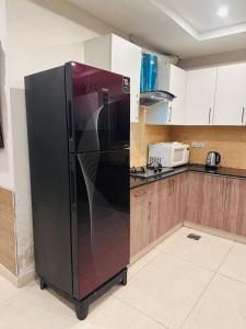 Kuchyň nebo kuchyňský kout v ubytování Modern 2BHK Bahria Ph 7 Family Friendly