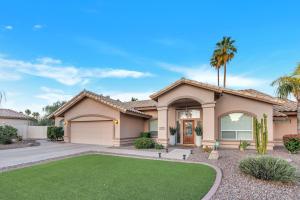 una casa con palmeras delante en Sands Gilbert, en Gilbert