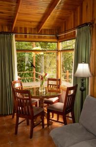 Posezení v ubytování Los Pinos Cabins & Reserve