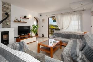 Televízia a/alebo spoločenská miestnosť v ubytovaní Funtana Apartments Budinjaš