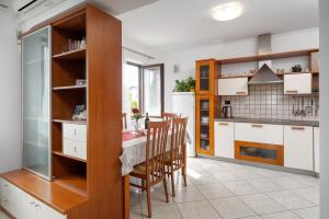 Kuchyňa alebo kuchynka v ubytovaní Funtana Apartments Budinjaš