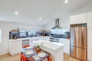 مطبخ أو مطبخ صغير في Less Than 1 Block to City Park New-Build Apt in Denver!