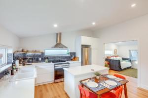 مطبخ أو مطبخ صغير في Less Than 1 Block to City Park New-Build Apt in Denver!