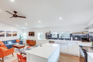 مطبخ أو مطبخ صغير في Less Than 1 Block to City Park New-Build Apt in Denver!