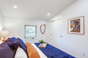 ein Wohnzimmer mit einem Sofa und einem Spiegel in der Unterkunft Less Than 1 Block to City Park New-Build Apt in Denver! in Denver