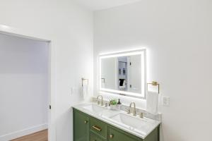 Less Than 1 Block to City Park New-Build Apt in Denver! في دنفر: حمام مع حوض ومرآة