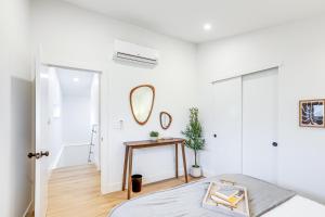 سرير أو أسرّة في غرفة في Less Than 1 Block to City Park New-Build Apt in Denver!