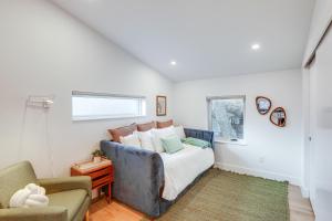 منطقة جلوس في Less Than 1 Block to City Park New-Build Apt in Denver!