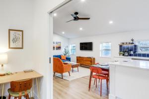 eine Küche und ein Wohnzimmer mit Tisch und Stühlen in der Unterkunft Less Than 1 Block to City Park New-Build Apt in Denver! in Denver