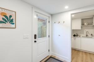 مطبخ أو مطبخ صغير في Less Than 1 Block to City Park New-Build Apt in Denver!
