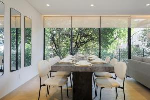 a dining room with a large table and chairs at Saltillo 85, Centric Condo with Balcony and Natural Light in Mexico City