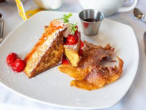 Afbeelding uit fotogalerij van Ultra Close to Clifton Hill and the Falls & Wonderful Free Breakfast Delivered Daily in Niagara Falls