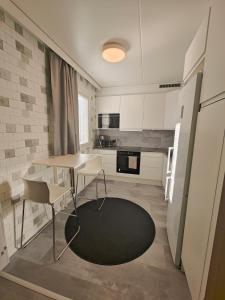 una cucina con tavolo, due sedie e un tavolo di Eerikinkadun Helmi a Salo