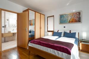 Posteľ alebo postele v izbe v ubytovaní Funtana Apartments Budinjaš