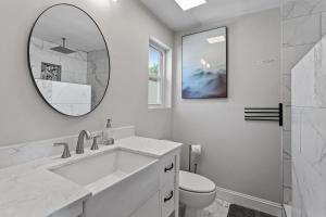 Ένα μπάνιο στο GATHERING HOUSE IN HISTORIC OAKWOOD +28 φωτογραφίες