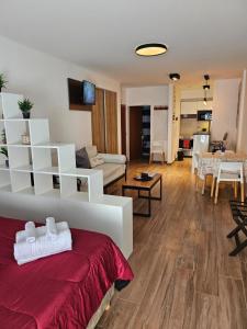 ein Zimmer mit einem Bett und einem Wohnzimmer in der Unterkunft Amplio y hermoso departamento en Buenos Aires in Buenos Aires