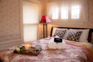 Postel nebo postele na pokoji v ubytování Timeless - Victorian Home stay