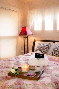 Postel nebo postele na pokoji v ubytování Timeless - Victorian Home stay