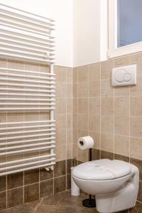 a bathroom with a toilet and a window at Appartamento Louis in Verona +12 photos