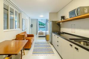 Køkken eller tekøkken på Estúdios na Barra em Balneário Camboriú - DPR