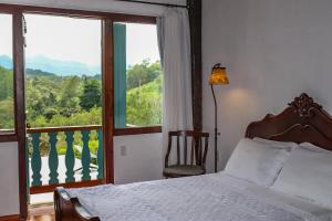 Postel nebo postele na pokoji v ubytování Pousada na Cervejaria Altezza - vista para Pedra Azul + 37 fotografií